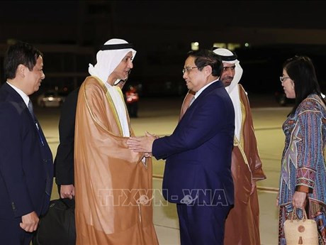 Representantes de EAU dan la bienvenida al premier de Vietnam, Pham Minh Chinh. (Fuente: VNA)