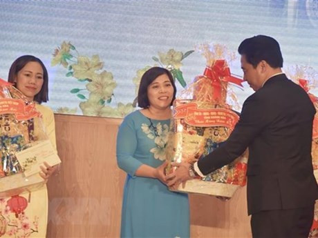 Autoridades de la provincia de Khanh Hoa entregan regalos a familias de soldados en el distrito de Truong Sa. (Fotografía: VNA)