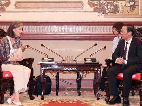 El presidente del Comité Popular municipal, Phan Van Mai, recibe a la representante del PNUD en Vietnam, Ramla Khalidi. (Foto: VNA)