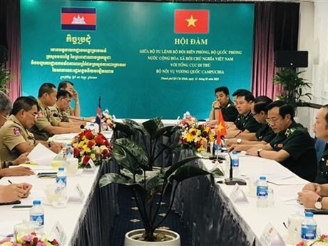 El comandante de la Guardia Fronteriza de Vietnam, teniente general Le Duc Thai, y el jefe del Departamento General de Inmigración de Camboya, general Kirth Chantharith (Foto: VNA)