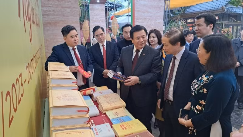 El director de la Academia Nacional de Política Ho Chi Minh, Nguyen Xuan Thang en el evento. 