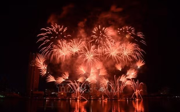 La actuación del equipo de fuegos artificiales de Francia el 10 de junio. (Fuente: VNA)