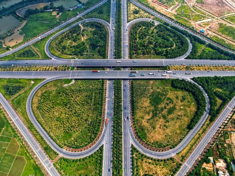 El aumento de superficie verde en la ciudad ayuda a reducir el humo y polvo y mejorar la belleza urbana (Fuente: VNA)