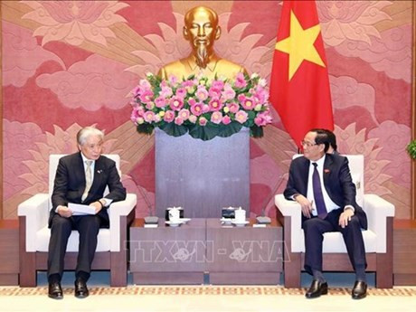 El vicepresidente de la Asamblea Nacional de Vietnam, Tran Quang Phuong, (derecha) recibe al gobernador de la prefectura japonesa de Tochigi, Fukuda Tomikazu. (Foto: VNA)
