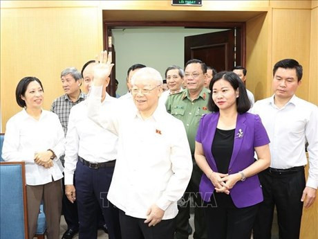El secretario general del Partido Comunista de Vietnam, Nguyen Phu Trong, se reúne con votantes del distrito de Dong Da, en Hanoi (Fuente: VNA)