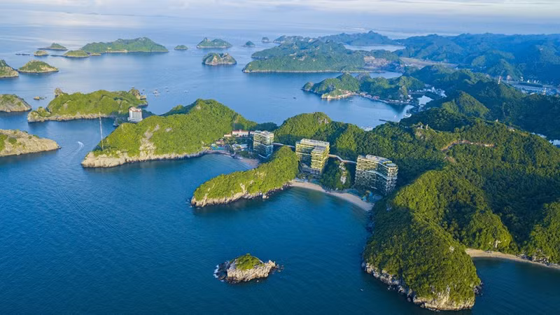 El archipiélago de Cat Ba, en el distrito de Cat Hai (Hai Phong), incluye 367 islas grandes y pequeñas, con playas de fina arena blanca y aguas profundas y claras que se pueden ver hasta el fondo. (Fuente: VNA) El archipiélago de Cat Ba, en el distrito de Cat Hai (Hai Phong), incluye 367 islas grandes y pequeñas, con playas de fina arena blanca y aguas profundas y claras que se pueden ver hasta el fondo. (Fuente: VNA)