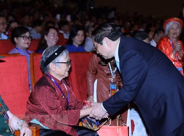 El primer ministro de Vietnam, Pham Minh Chinh, entrega obsequios a una madre vietnamita heroica (Fuente:VNA)