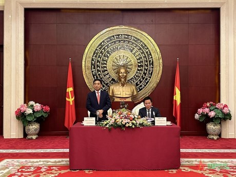 El general Phan Van Giang en el encuentro con funcionarios y personal de la embajada de Vietnam en China (Foto: qdnd.vn)