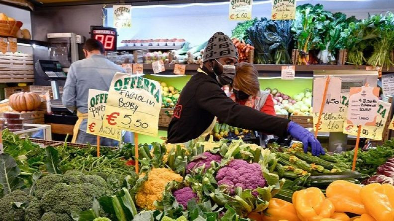 Un mercado de alimentos en Roma, Italia. (Foto: FAO)