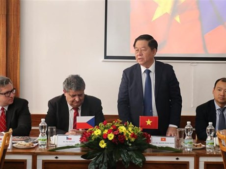 El secretario partidista y jefe de Comisión de Propaganda y Educación del PCV, Nguyen Trong Nghia em el encuentro con el primer vicepresidente del Partido Comunista de Bohemia y Moravia, Morava Petr Simunek (Foto: VNA)