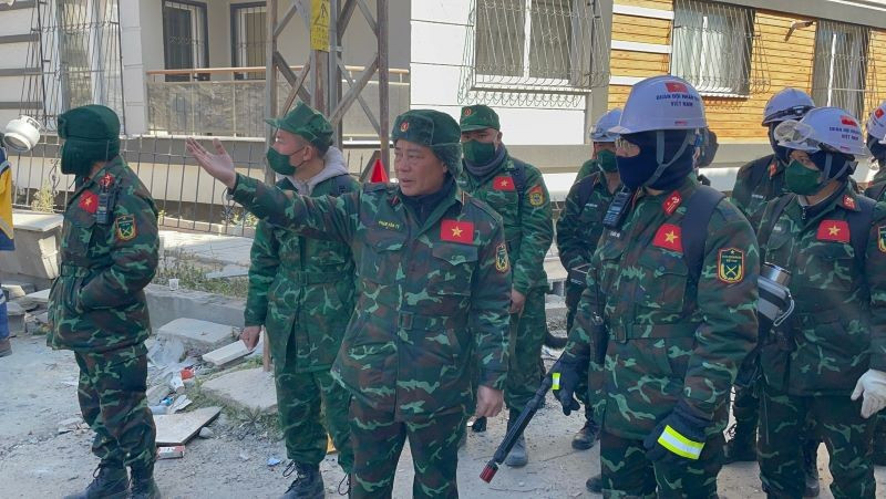 Rescatistas vietnamitas consiguen localizar a víctimas del terremoto en Turquía