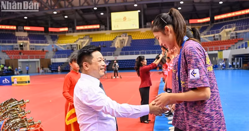Concluye el 41 Campeonato Nacional de tenis de mesa del periódico Nhan Dan 
