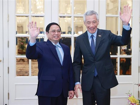 El primer ministro de Vietnam, Pham Minh Chinh, y su homólogo singapurense Lee Hsien Loong (derecha) (Foto: VNA)