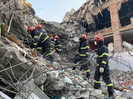 Socoristas vietnamitas en un edificio derrumbado en la ciudad de Adiyaman (Fotogafía: VNA)