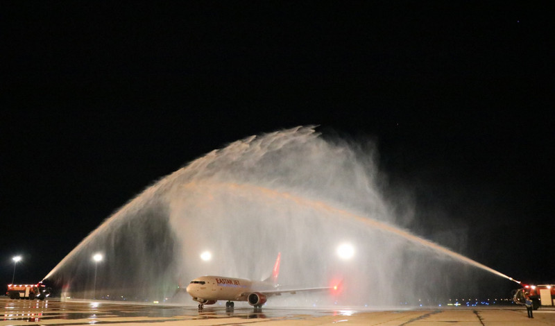 Un avión de la aerolínea Eastar Jet aterriza en el aeropuerto internacional de Cam Ranh. 