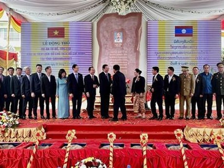 Representantes de Ciudad Ho Chi Minh y la provincia de Savannakhet en la ceremonia inaugural del proyecto de remodelación de la zona de reliquias dedicada al Presidente Ho Chi Minh (Foto: VNA)