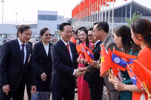 El presidente de Vietnam, Vo Van Thuong, en el acto de bienvenida en el aeropuerto internacional de Wattay, en Vientián. (Foto: VNA)