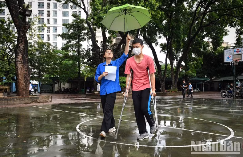 Un estudiante acude al examen pese a tener un pie enyesado.