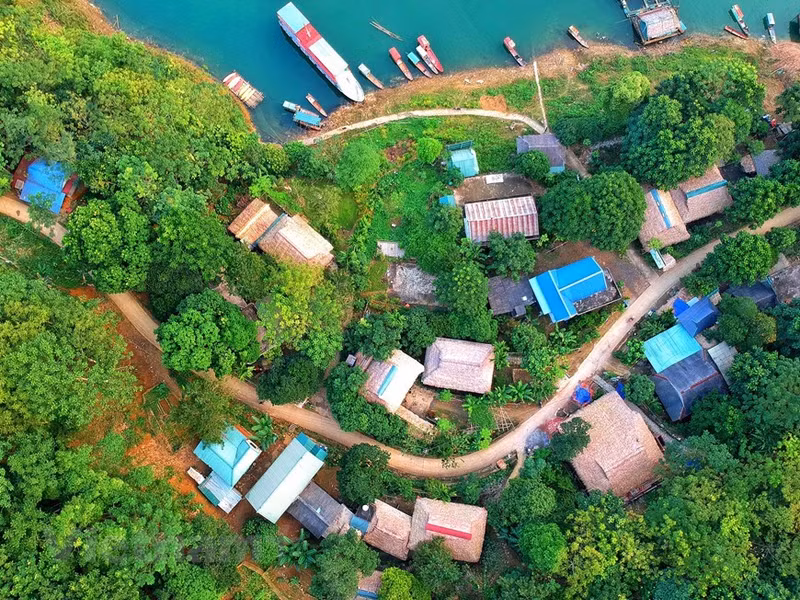 La apacible belleza del pueblo de Muong en las montañas, al borde del lago. (Foto: Vietnam +)