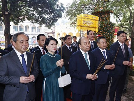 El presidente Nguyen Xuan Phuc y los representantes de los vietnamitas en el extranjero participantes en el programa “Primera en tierra natal” 2023 ofrecieron inciensos en la Ciudadela Real de Thang Long (Fotografía: VNA)