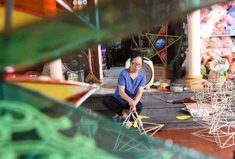 Los aldeanos de Bao Dap fabrican linternas con forma de estrellas. (Fuente:VNA)