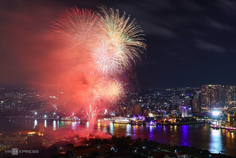 Fuegos artificiales iluminan cielo de Ciudad Ho Chi Minh en Día Nacional