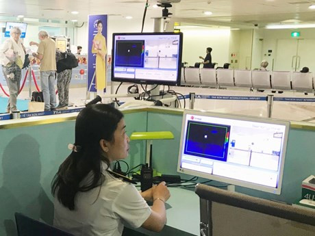 Trabajadores en el aeropuerto internacional de Tan Son Nhat (Foto: VNA)