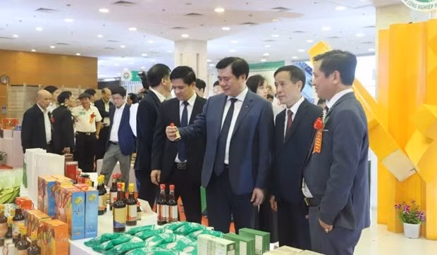 Delegados visitan la exposición. (Foto: VNA)