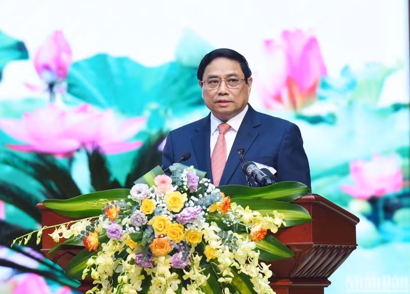 El primer ministro Pham Minh Chinh habla en el evento. 