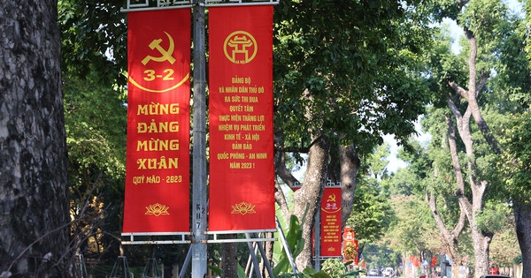 El izamiento de la bandera nacional en fechas importantes del país engalana las calles y expresa el orgullo nacional. 