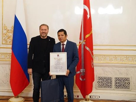Entrega de un certificado de mérito al Sr. Nguyen Quoc Hung, director del fondo de apoyo a la cooperación Rusia-Vietnam llamado “Tradición y Amistad”. (Foto: VNA)