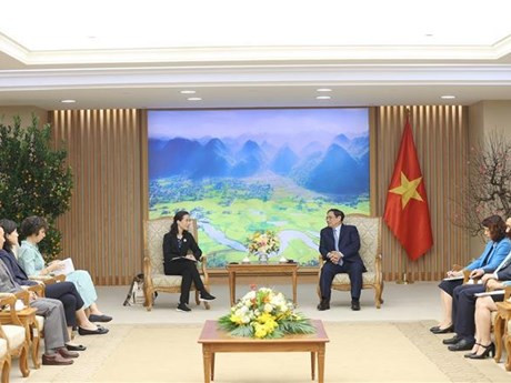 El primer ministro Pham Minh Chinh recibió a Aurélia Nguyen, directora de estrategia de programas de la Alianza Global para Vacunas e Inmunización (GAVI) y ex directora general de COVAX. (Fotografía: VNA)