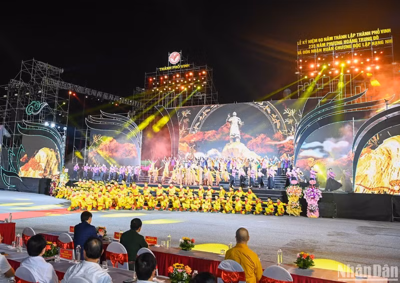 Máximo legislador asiste al acto conmemorativo del establecimiento de la ciudad vietnamita