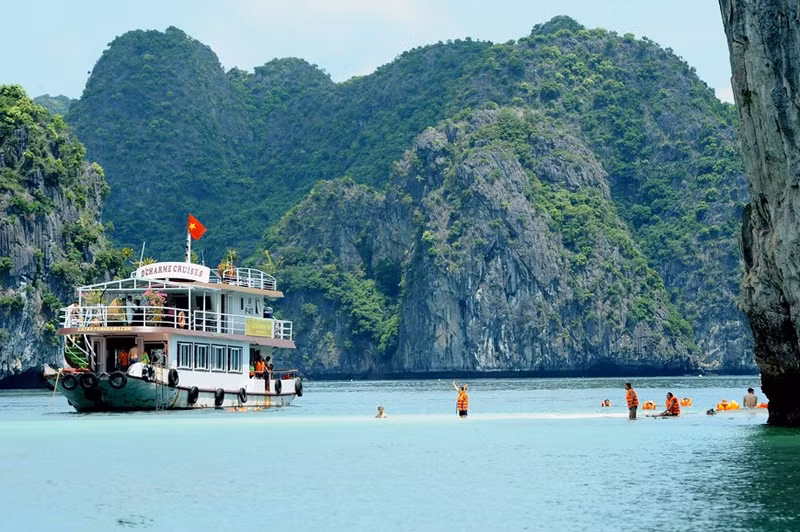 La playa de Cat Ba es de un azul claro con playas de arena blanca y suave para que los visitantes puedan bañarse, jugar en la arena o disfrutar del amanecer y contemplar la puesta de sol. (Fuente: VNA)