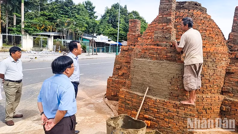 El presidente del Comité Popular de Vinh Long, Lu Quang Ngoi, inspecciona los preparativos.