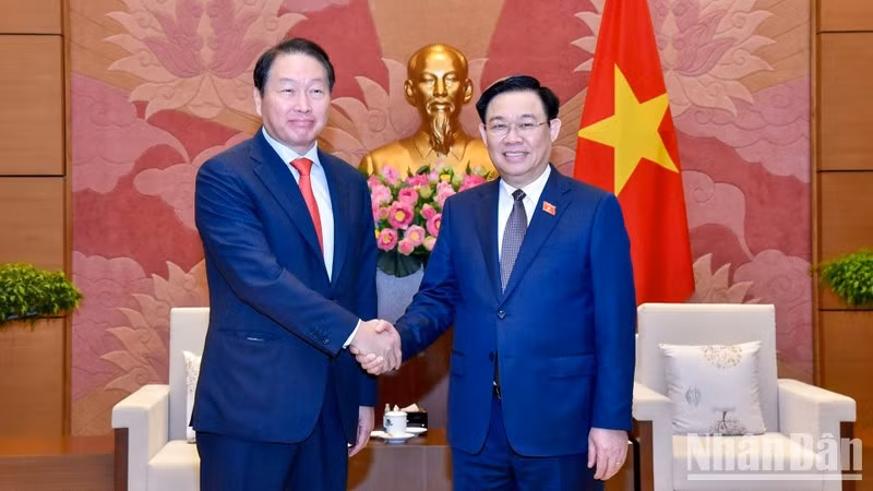 Al recibir al presidente delGrupo SK, Chey Tae-won, el dirigente legislativo aplaude los resultados de la cooperación entre la corporación surcoreana y los socios vietnamitas.