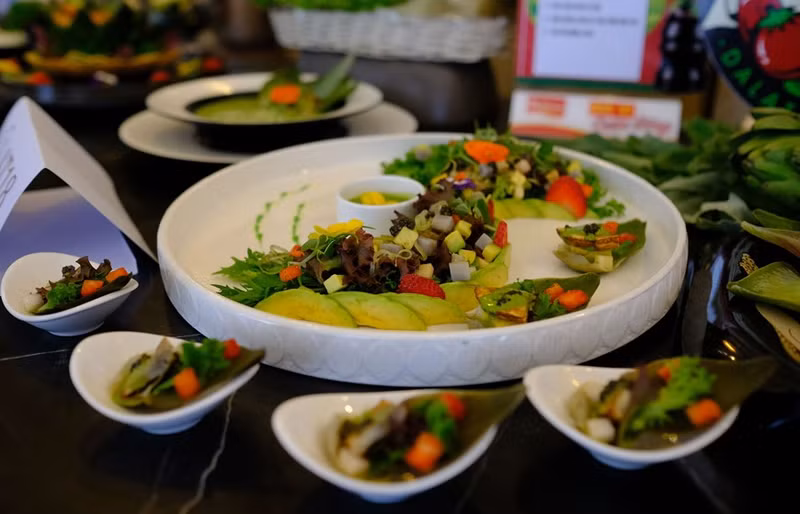 Con la alcachofa como ingrediente principal, a través de las talentosas manos de los chefs, se han elaborado muchos platos deliciosos con un estilo asiático y europeo único. Foto: VNA