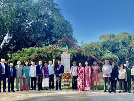 Los delegados rinden homenaje al Presidente Ho Chi Minh en el parque que lleva su nombre en La Habana. (Foto: VNA)