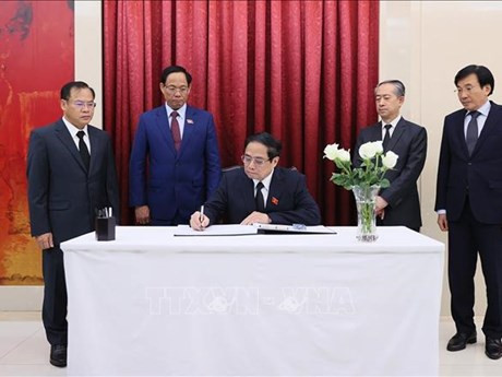 El Primer Ministro de Vietnam, Pham Minh Chinh, firma el libro de condolencias por deceso del expremier chino Li Keqiang (Fuente: VNA)