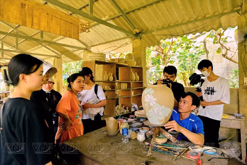 Los jóvenes visitan y exploran la alfarería en Phuoc Tich. (Foto: Revista Ilustrada de Vietnam)
