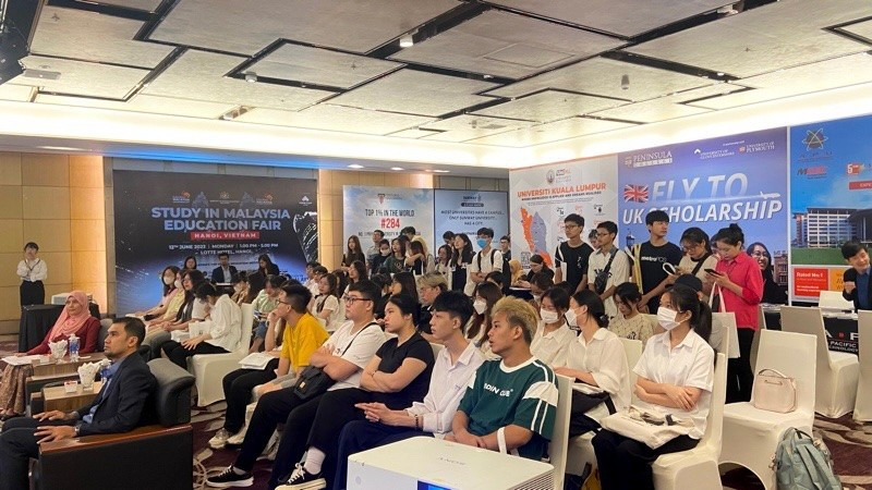 Estudiantes vietnamitas interesados en educación en Malasia 