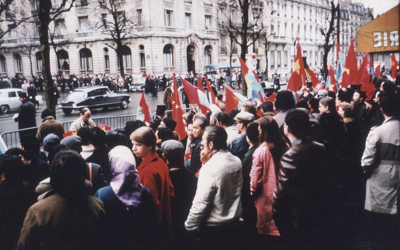 Vietnamitas en Francia y amigos franceses ondearon banderas en las calles alrededores del Centro Internacional de Convenciones de Kléber. (Fotografía: Le Xuan Tan).