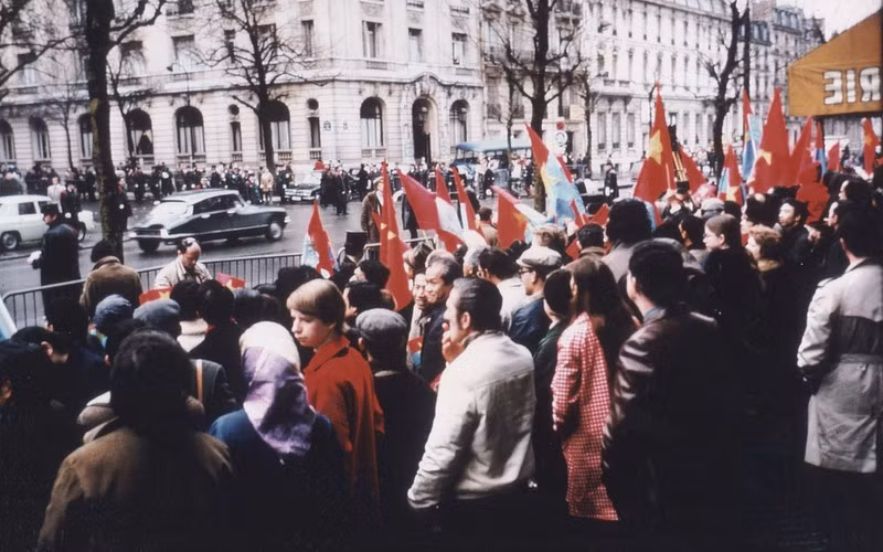 Vietnamitas en Francia y amigos franceses ondearon banderas en las calles alrededores del Centro Internacional de Convenciones de Kléber. (Fotografía: Le Xuan Tan).