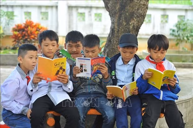 Alumnos de la escuela secundaria de Cuc Phuong, Ninh Binh, leen libros. (Fuente: VNA)