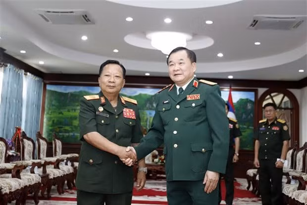 El miembro del Comité Central del Partido Comunista y viceministro de Defensa de Vietnam, coronel general Hoang Xuan Chien realizó una visita de cortesía al general Chansamone Chanyalath, miembro del Buró Político, viceprimer ministro y titular de Defensa de Laos (Foto: VNA)