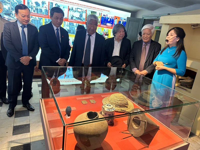 Delegados visitan la exhibición.