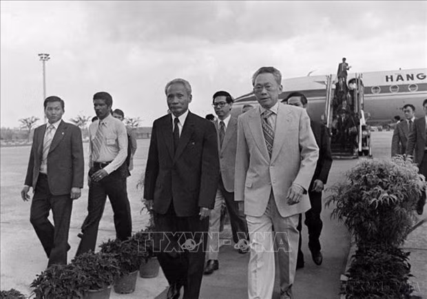 El entonces primer ministro de Singapur, Lee Kwan Yew (al frente, a la derecha), da la bienvenida a su homólogo vietnamita, Pham Van Dong, en la visita oficial de este último al país insular el 16 de octubre de 1978. Durante la ocasión, las dos partes emitieron una declaración conjunta sobre los principios de las relaciones bilaterales. (Foto: Archivo de VNA)