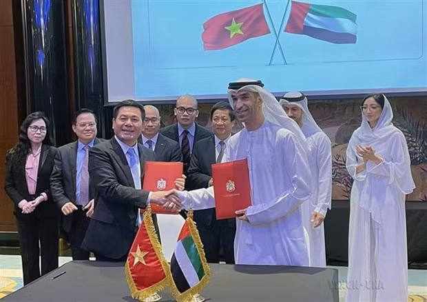 El ministro de Industria y Comercio de Vietnam, Nguyen Hong Dien, y el secretario de Estado de Comercio Exterior, Thani bin Ahmed Al Zeyoudi, de los Emiratos Árabes Unidos (EAU), firmaron el 6 de abril de 2023 una Declaración Ministerial sobre el inicio de negociaciones sobre un acuerdo de asociación económica integral (CEPA) entre las dos naciones. (Fuente:VNA)