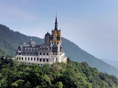 El castillo en la cima de la montaña en la zona turística de Tam Dao. (Fotografía: VNA) 