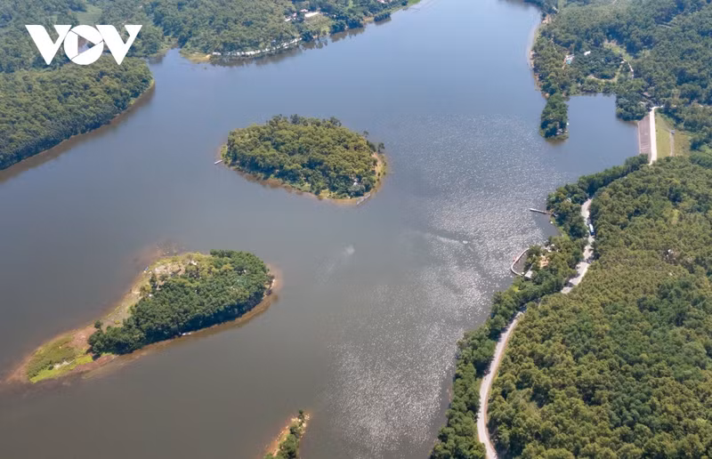 Dos islas emergentes en medio del lago, proporcionando sitios ideales para el camping.